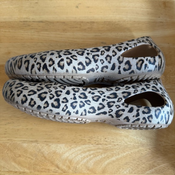 Crocs Kadee Ballet Flat Leopard Animal Print Sz 7 Slip On Work Comfort Casual - Picture 6 of 9